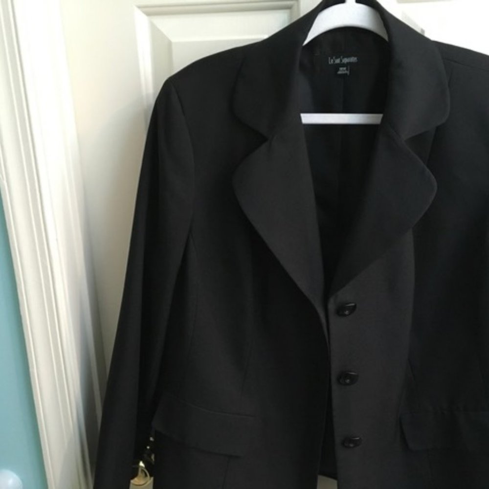 A black suit jacket that looks great with denim jeans or a casual skirt.